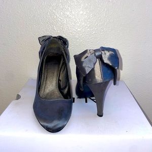 Short heel, bow detail pump